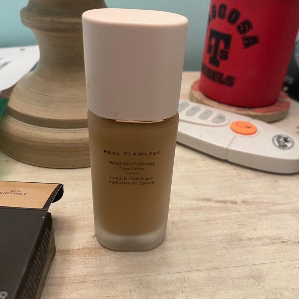 Laura Mercier, Flawless, Weightless Perfecting Foundation. 1 oz. Chestnut.